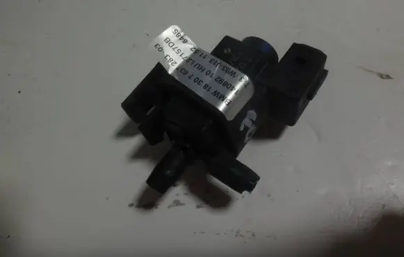 BMW 7 F01 F02 F03 F04 Breather valve 7637283