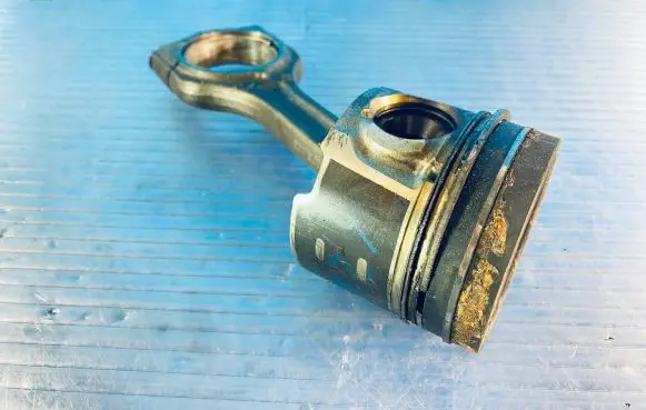 Ford Fiesta Piston with connecting rod