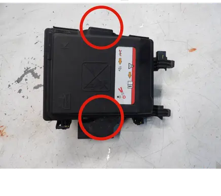 Peugeot 308 Fuse box cover 