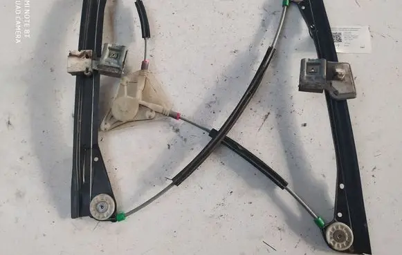 Volkswagen Polo Front window lifting mechanism without motor