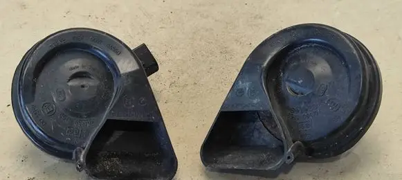 Audi A6 S6 C6 4F Horn signal 8V0951221A
