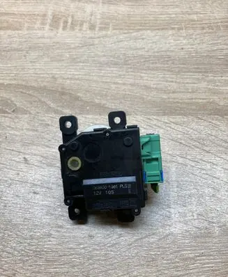 Lexus IS III XE30 Air flap motor/actuator 0638001981