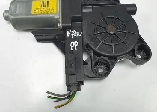 Volvo V70 Front door window regulator motor 970714-102