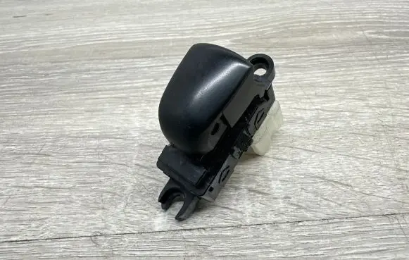 Nissan Qashqai Electric window control switch 7A017