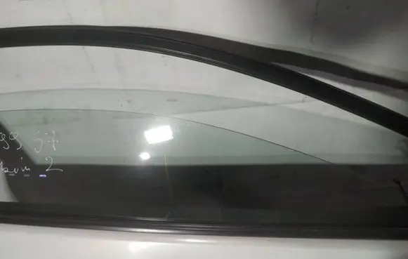 Mazda 2 Front door window glass four-door as2