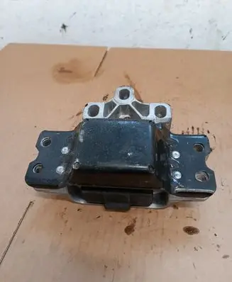 Volkswagen PASSAT B6 Engine mount bracket 3C0199555