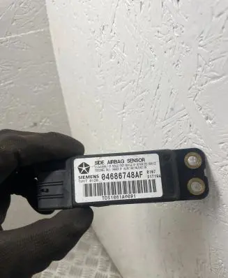 Chrysler Voyager Airbag deployment crash/impact sensor 04686748AF TDS1081A0091