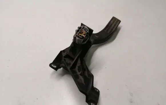 Ford Mondeo Mk III Accelerator throttle pedal 2S719F836DA 212200000460
