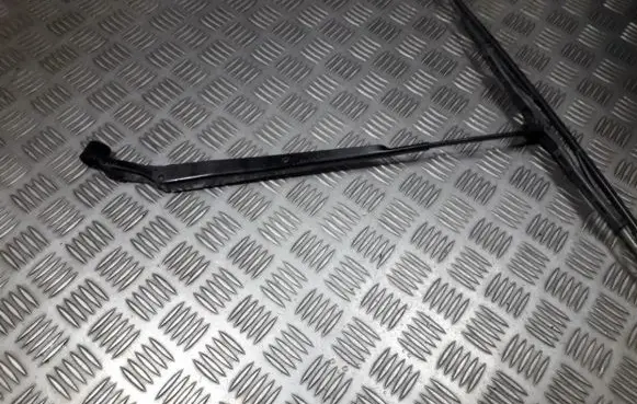 Toyota Land Cruiser (HDJ90) Front wiper blade arm