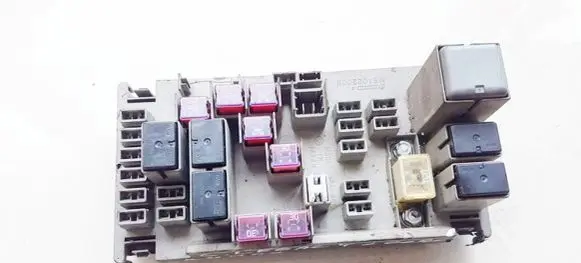 Subaru Legacy Fuse box set mb200200b 82241ag070