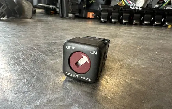 Peugeot 3008 I Passenger airbag on/off switch 96413912XT