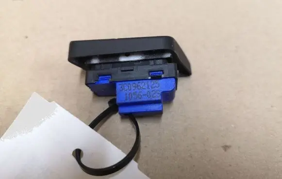 Volkswagen PASSAT B6 Central locking switch button 3C0962125