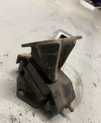 Mitsubishi Pajero Engine mount bracket