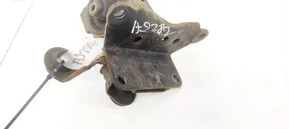 Nissan Primera Engine mount bracket