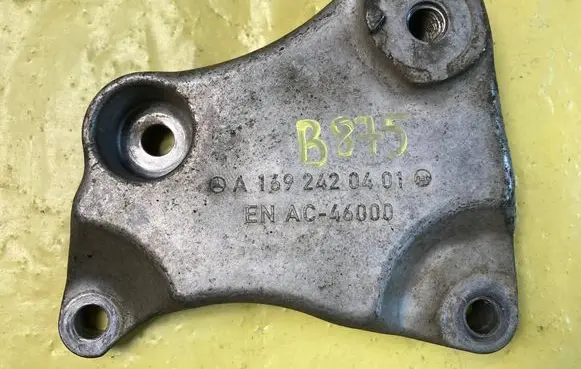 Mercedes-Benz B W245 Gearbox mounting bracket A1692420401