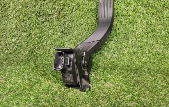 Ford Focus Accelerator throttle pedal 98AB9F836AE
