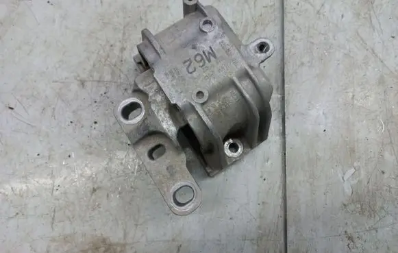Volkswagen Jetta VI Engine mount bracket 1K0199262