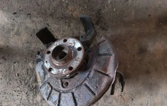Volkswagen Golf V Front wheel hub