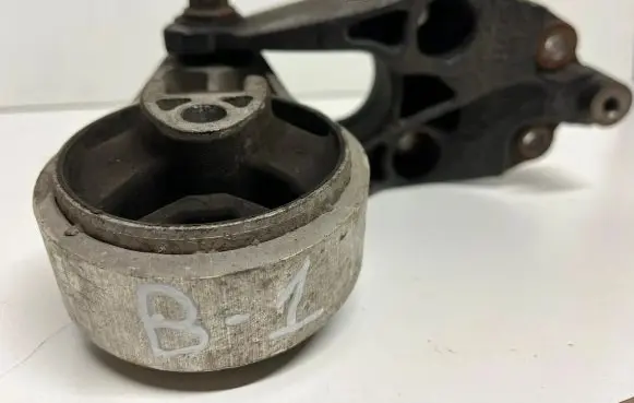 Mini One - Cooper Clubman R55 Engine mounting bracket 67871110 JS5007