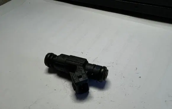 Audi A4 S4 B7 8E 8H Fuel injector 06B133551M