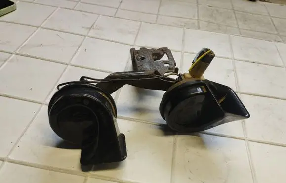 Peugeot 407 Horn signal 703881157