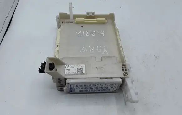 Toyota Yaris Fuse module 8273052K40 6K230774