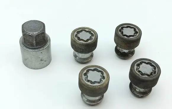 Nissan Navara D23 Anti-theft wheel nuts and lock 