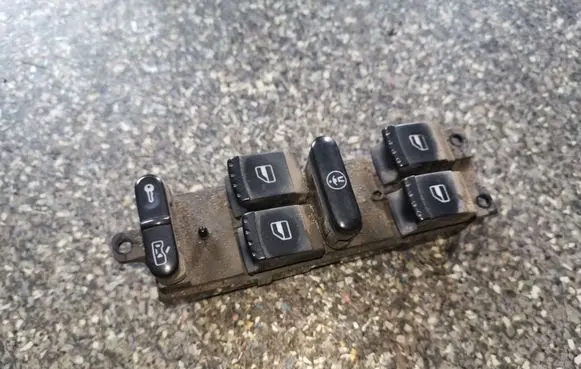 Volkswagen PASSAT B5.5 Electric window control switch 1J4959857B