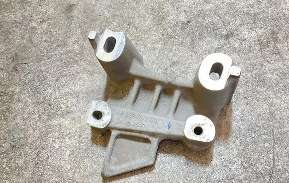 Citroen C4 III e-C4 Engine mounting bracket 9826364780