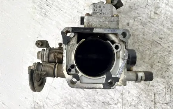 Mazda 323 F Throttle body valve E9T06871
