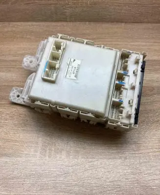 Toyota Prius (XW20) Fuse module 8273047290 Used