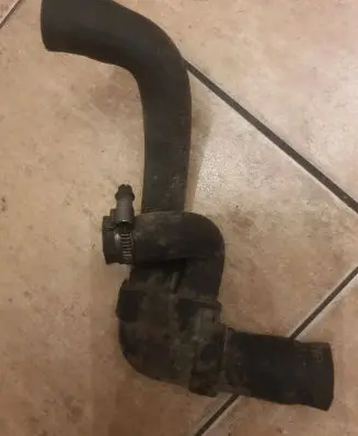Volkswagen Golf III Engine coolant pipe/hose 037121058B