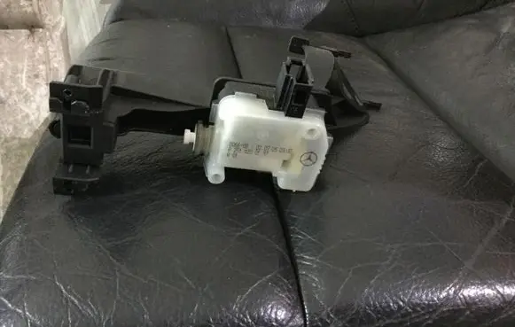 Fuel tank cap lock motor