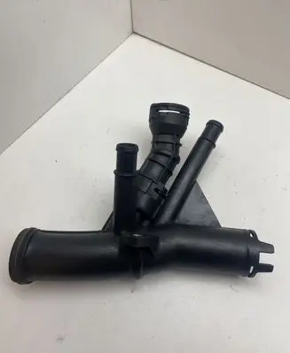Volkswagen PASSAT B8 Engine coolant pipe/hose 04L121071E