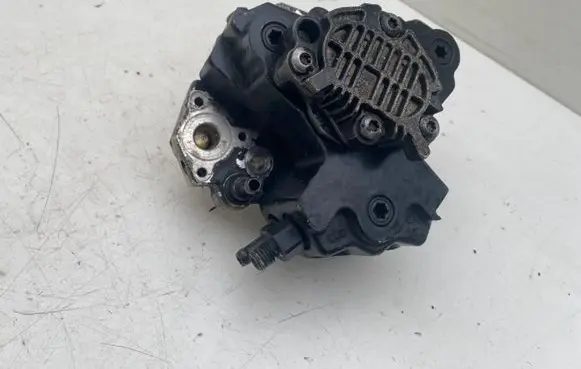 Volvo S80 Fuel injection high pressure pump 8689590
