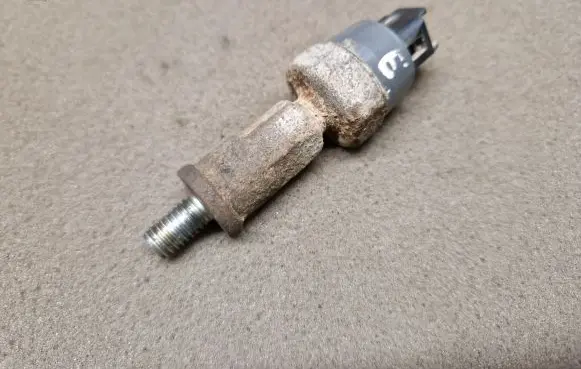 Isuzu D-Max Oil pressure sensor 