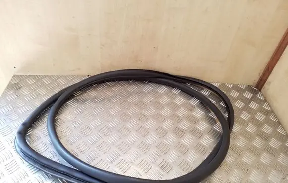 Volkswagen Touareg I Front door rubber seal 7L0867365G