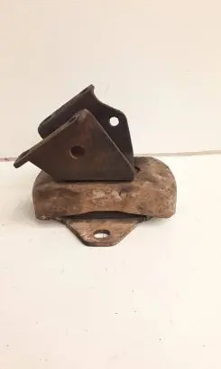 Toyota Land Cruiser (BJ70) Engine mounting bracket