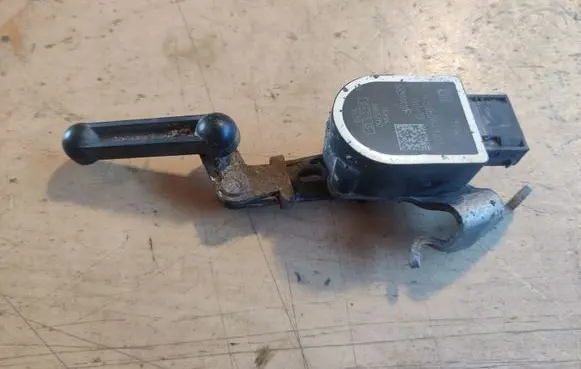 Headlight/headlamp level sensor