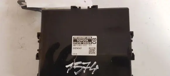Toyota Avensis T270 Power management control unit 8969005020 MB1028500031