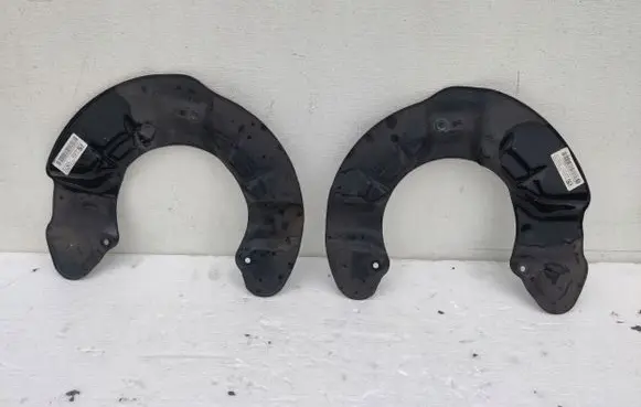 Front brake disc dust cover plate