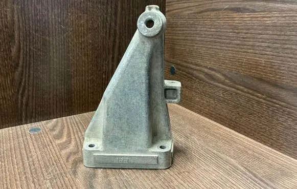 Mercedes-Benz Vito Viano W639 Engine mounting bracket 6462230804