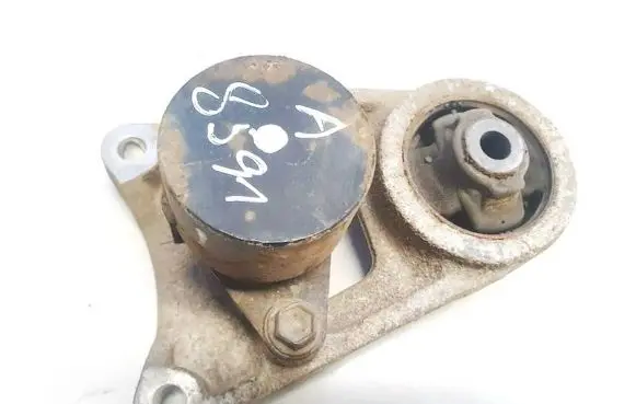 Toyota RAV 4 (XA30) Engine mount bracket