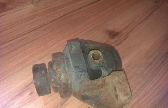 Mazda 626 Engine mount bracket