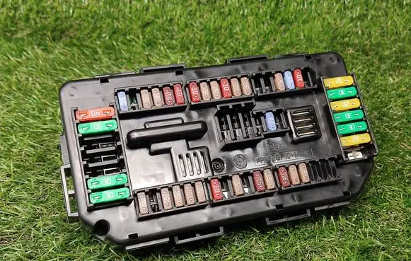 BMW 4 F36 Gran coupe Fuse module 9389068 6114938906801