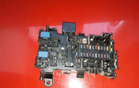 Suzuki Grand Vitara II Fuse module H0A5024