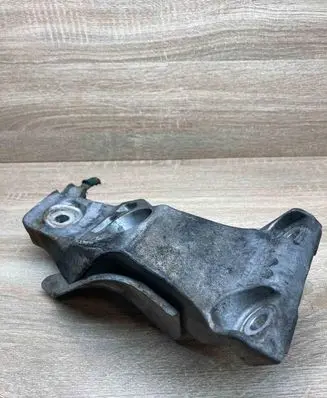 BMW 5 E60 E61 Engine mounting bracket 6776678