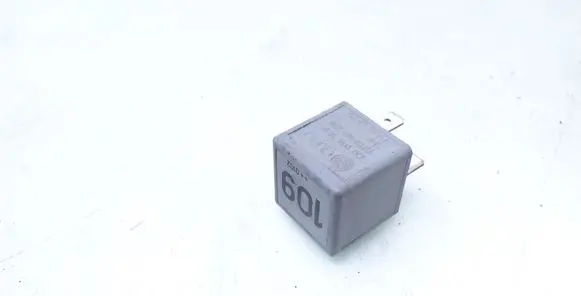 Volkswagen PASSAT B4 Other relay 1J0906381A