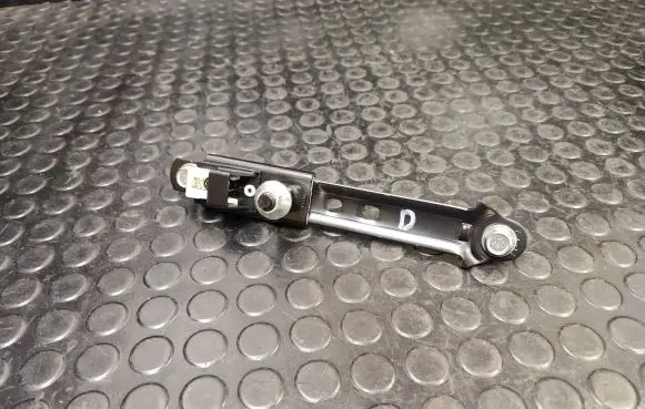 Nissan Qashqai Seat belt height adjuster 308205999AA