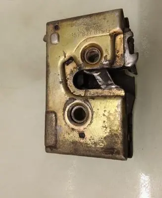 Volkswagen PASSAT B4 Rear door lock 357837015G